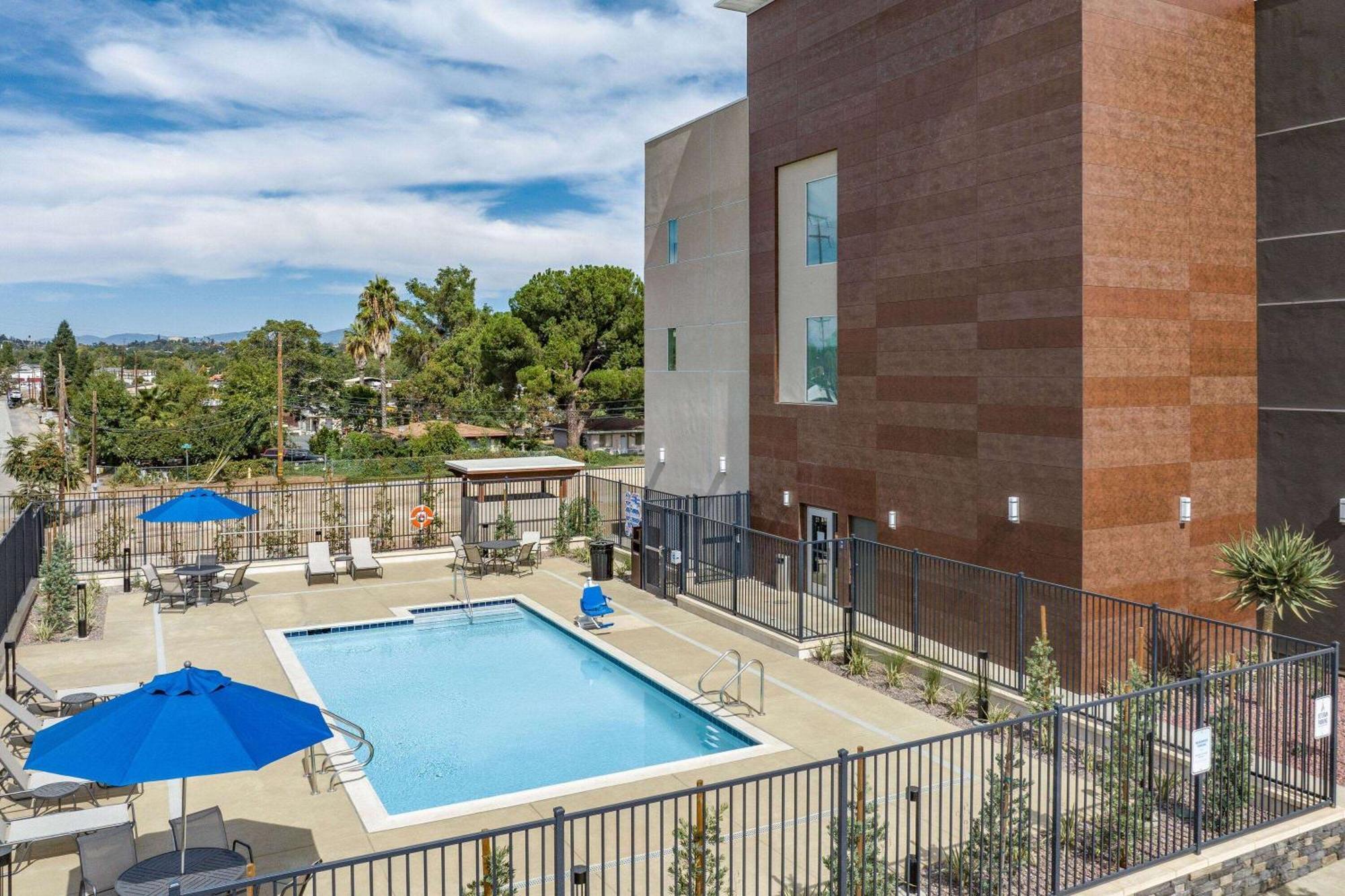 La Quinta Inn & Suites By Wyndham Yucaipa エクステリア 写真